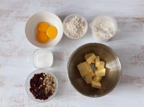 准备食材。蔓越莓提前切碎，核桃仁用擀面杖压碎。