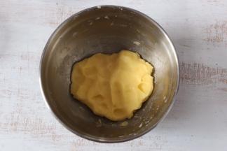 黄油室温软化，加入糖粉，揉至糖粉融化。