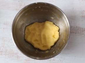 黄油室温软化，加入糖粉，揉至糖粉融化。