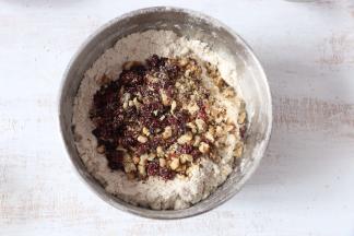 加入蔓越莓碎、核桃仁碎。