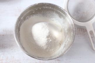 加入蛋黄液，筛入莜麦面粉、低筋面粉、小苏打、盐的混合物。