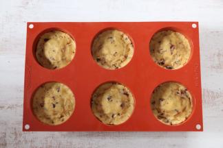 面团等分成6份，放入学厨硅胶堡尔美克模具中，面团压实，底部厚一些。