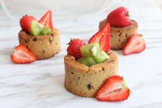 出炉后完全晾凉再脱模哦，搭配上喜欢的酸奶、水果，美味的粗粮水果能量杯就做好啦，快来享用吧。