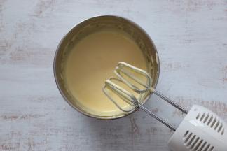 打发鸡蛋。分三次加入糖粉，打发至提起打蛋头，滴落的蛋液不会马上消失，用打蛋头可以在蛋液表面划出纹路，而且纹路不会马上消失。（打蛋盆一定要无油无水）