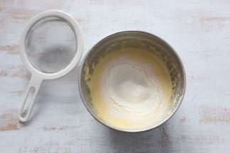 筛入低筋面粉和泡打粉的混合物。