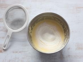 筛入低筋面粉和泡打粉的混合物。
