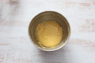 用刮刀从底部往上翻拌的方式混合蛋液与面粉，不要画圈搅拌。