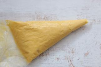 将混合好的面糊装入裱花袋内。