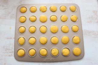 将面糊均匀的挤在烤盘中。