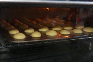 烤箱预热，上下火170度15分钟，表面金黄色即可出炉。（烤箱具体温度视自家烤箱情况而定）