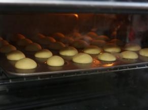 烤箱预热，上下火170度15分钟，表面金黄色即可出炉。（烤箱具体温度视自家烤箱情况而定）