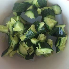 黄瓜用刀拍碎，切小块。