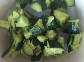 黄瓜用刀拍碎，切小块。