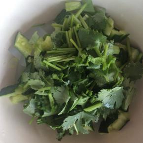 香菜切小段。