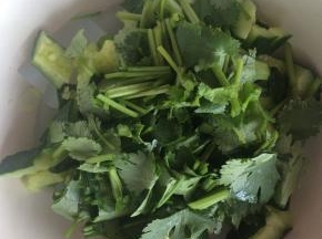 香菜切小段。