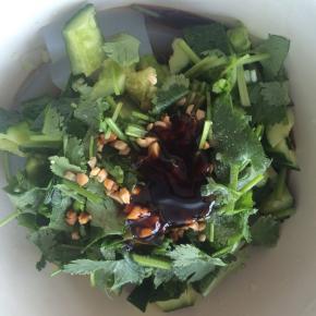 加入花生碎、香油、蚝油、味极鲜酱油、醋。