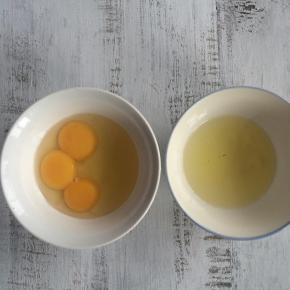 鸡蛋打入碗内，留下少许蛋白。