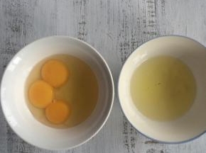 鸡蛋打入碗内，留下少许蛋白。