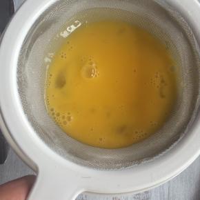 蛋黄液过筛两遍。