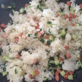 加入米饭，翻炒均匀。