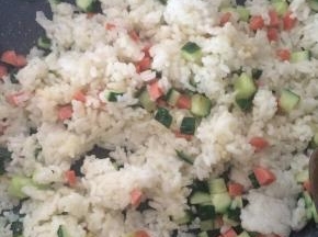 加入米饭，翻炒均匀。