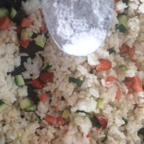 放入巴旦木翻炒均匀，撒少许盐调味。盛出备用。