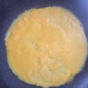 将蛋饼放入锅中，圆点处用小勺倒入事先预留的蛋白液，小火继续煎熟。