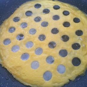 平底锅抹油，倒入鸡蛋液，小火煎成蛋饼。