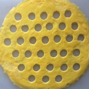 煎好的鸡蛋饼用裱花嘴抠出波点状。