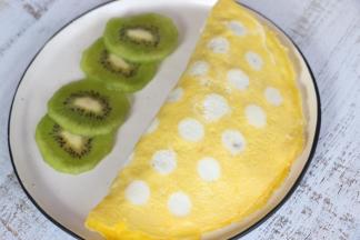 用煎好的蛋饼包上炒好的米饭，一份好吃的蛋包饭就做好啦。