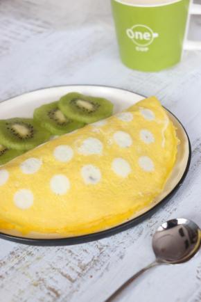 一杯牛奶、一份坚果蛋包饭、一份水果，营养美味的早餐，开始享用吧。