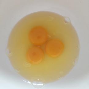 鸡蛋打入打蛋盆内，打蛋盆确保无油无水。