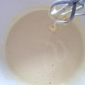 细砂糖分三次加入全蛋中，用电动打蛋器打发。
打发至蛋液不会很快滴下来，可以在蛋液中写字也不会立马消