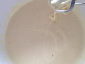 细砂糖分三次加入全蛋中，用电动打蛋器打发。
打发至蛋液不会很快滴下来，可以在蛋液中写字也不会立马消
