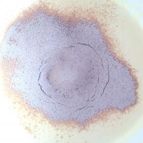 筛入低筋面粉和可可粉的混合物，用刮刀小心地从底部往上翻拌，使蛋糊和面粉混合均匀。
切记不要画圈搅拌，以免消泡。