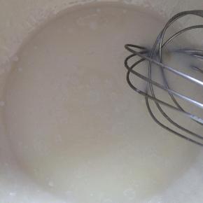 牛奶和玉米油充分搅拌，混合均匀。