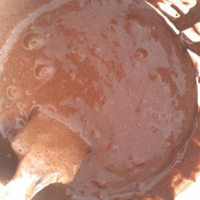 将牛奶和玉米油的混合物缓缓倒入蛋糊中，翻拌均匀。