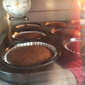 烤箱预热，上下火160度，20分钟左右。用牙签插入蛋糕内部，拔出牙签后没有粘上蛋糕，即代表熟了。