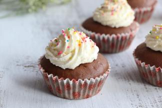 蛋糕晾凉后，淡奶油加糖打发至硬性，用裱花嘴挤出喜欢的花型，撒适量糖珠装饰即可。