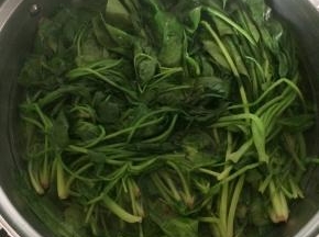 开水里焯烫2分钟。