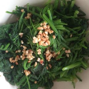 菠菜沥干水分，切小段，放入盘中，加入花生碎、香油、盐、蚝油、醋，搅拌均匀。