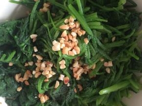 菠菜沥干水分，切小段，放入盘中，加入花生碎、香油、盐、蚝油、醋，搅拌均匀。