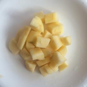 苹果去皮切小块。