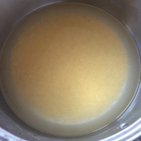 锅内倒入适量水，放入小米，大火烧开，小火煮20分钟。