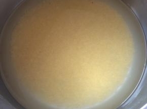 锅内倒入适量水，放入小米，大火烧开，小火煮20分钟。