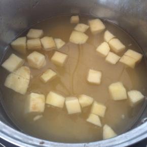 放入苹果块，再煮10分钟。