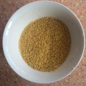 小米淘洗干净。