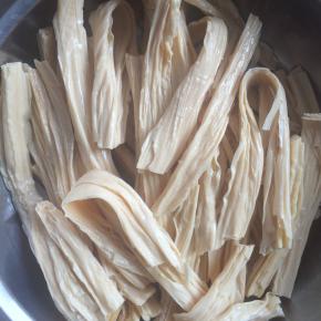 干腐竹提前用凉水浸泡3-4小时，泡软即可。