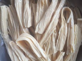 干腐竹提前用凉水浸泡3-4小时，泡软即可。