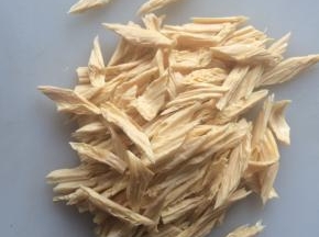 沥干水分，切成小段。